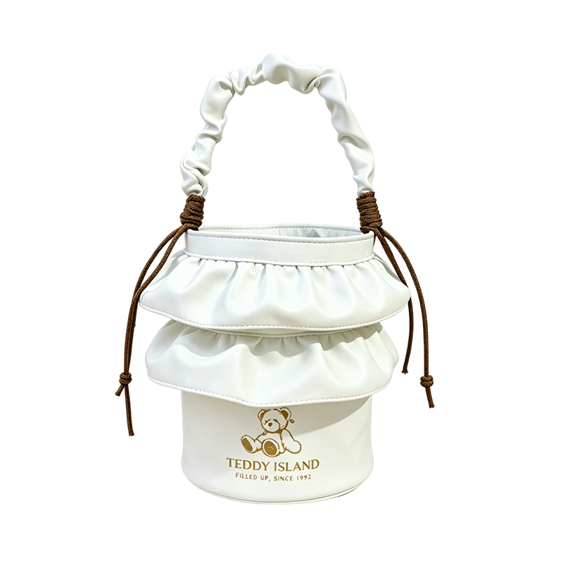 Bolso tipo bombonera impermeable con cordón y osito blanco